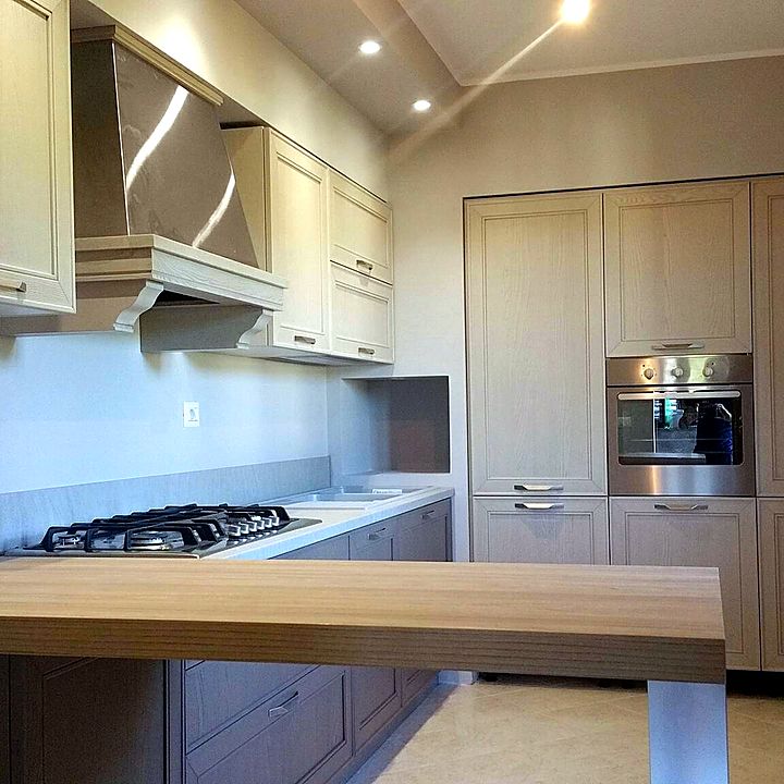Cucina classica in legno con penisola