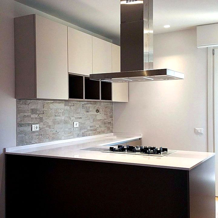 Cucina con penisola e cappa in acciaio