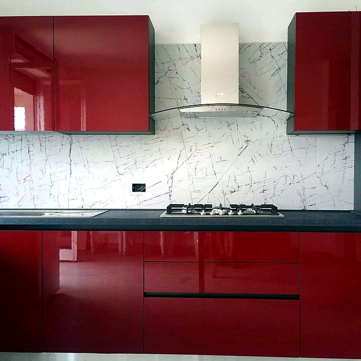 Cucina rossa laccata con schienale effetto marmo